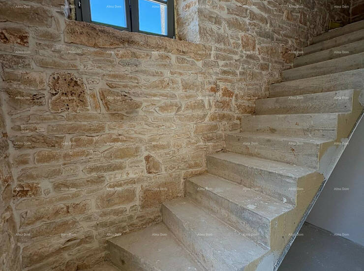 Na prodaju je kamena vila površine 187 m² na okućnici od 470 m², smješ... — fotografija 10