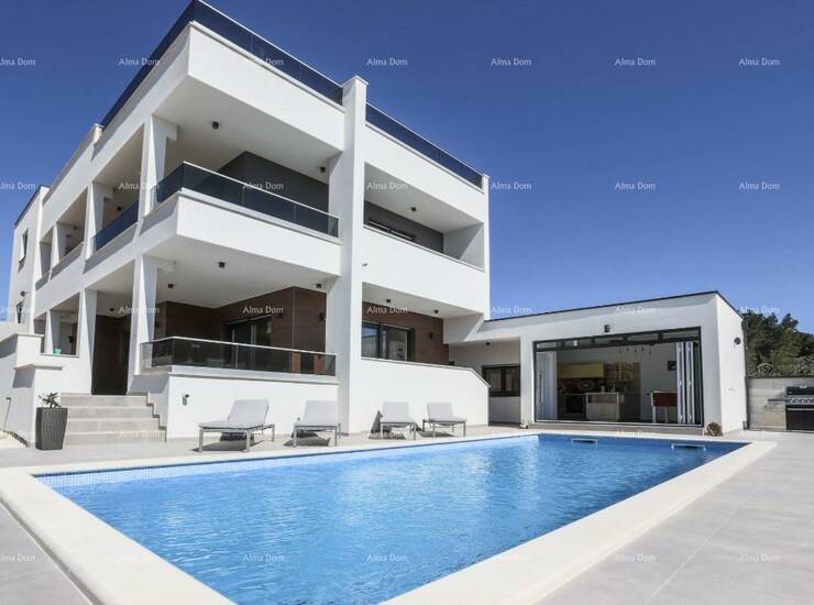Na prodaju je luksuzna vila u Medulinu, ukupne stambene površine 340 m², ...