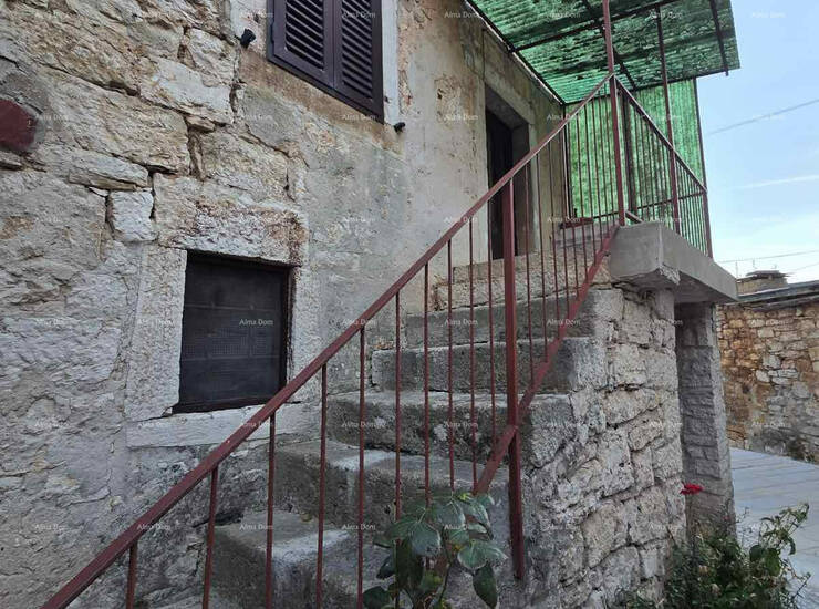 U samom centru Bala prodaje se kuća s dva zasebna ulaza, raspoređena na v...