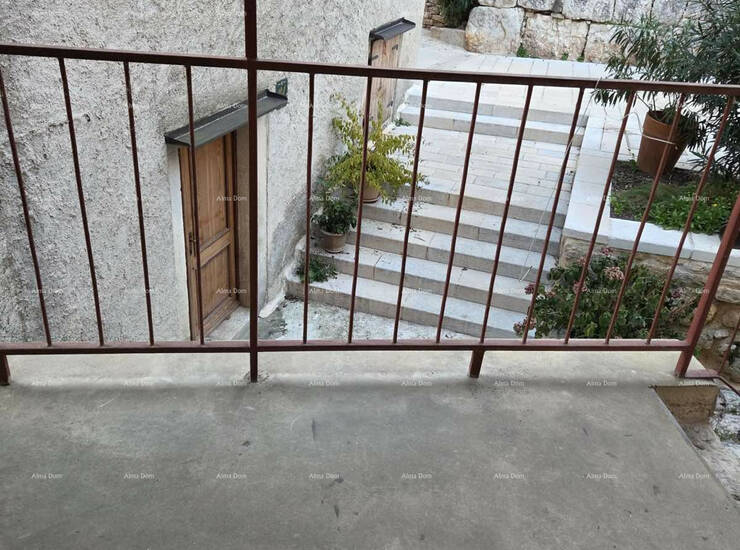 U samom centru Bala prodaje se kuća s dva zasebna ulaza, raspoređena na v... — fotografija 10