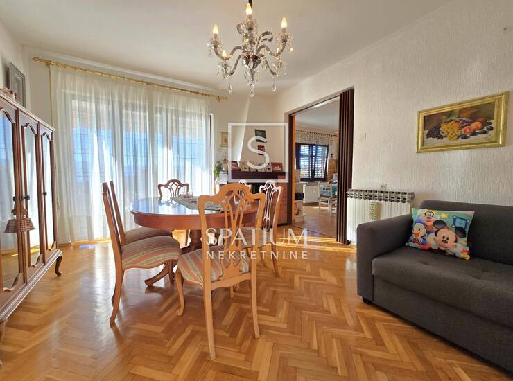 KOSTRENA, KUĆA S DVA STANA I UREĐENOM OKUĆNICOM — fotografija 2