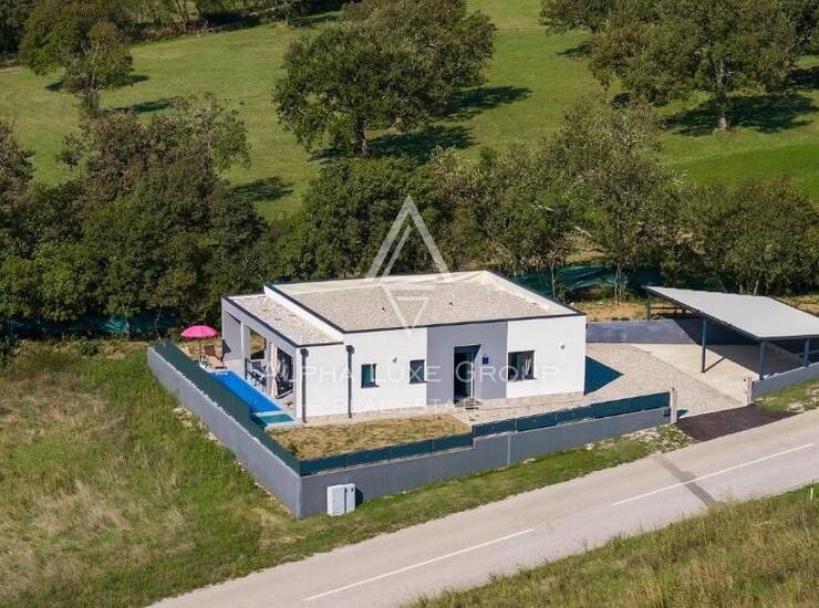 Istra, Buzet, moderna kuća s bazenom i panoramom — fotografija 2