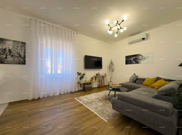 Prodajemo stan na trećem katu, kompletno renoviran, podovi, struja, voda, ... — fotografija 3