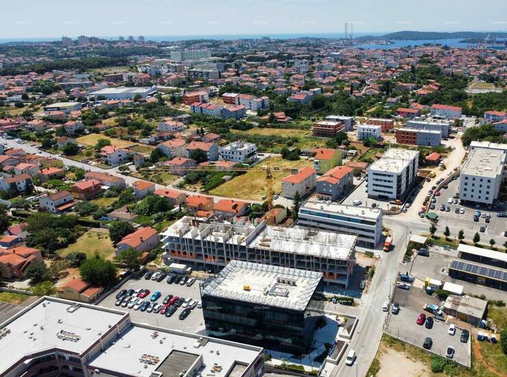 Pula!
U ponudi je stan na 3. katu višestambene zgrade s liftom. Stan se sa... — fotografija 6