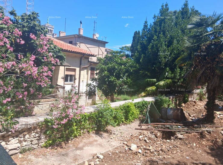 Na prodaju je samostojeća kuća smještena u Puli, Stoja, na parceli ukupn...
