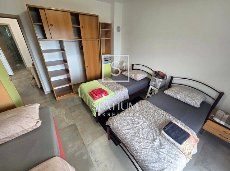 TRINAJSTIĆI, DVOSOBAN STAN S PARKIRNIM MJESTOM — fotografija 6
