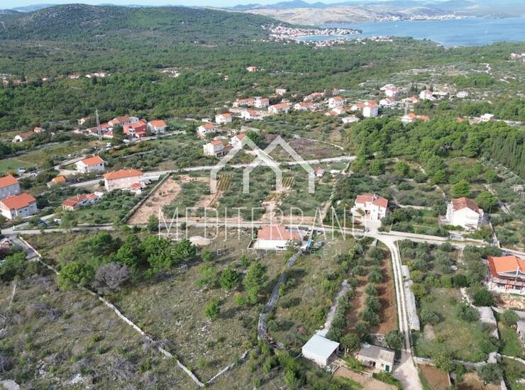 Zemljište s projektom i pravomoćnom građ. dozvolom