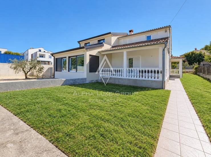 Poreč, Antonci – Dvojna kuća s tri spavaće sobe, terasom i okućnicom, 135