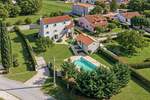EKSKLUZIVNA ISTARSKA KAMENA VILA S BAZENOM, PRIVATNIM WELLNESSOM I IZVRSNIM INV