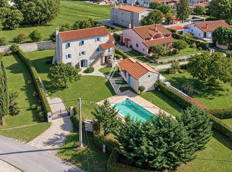 EKSKLUZIVNA ISTARSKA KAMENA VILA S BAZENOM, PRIVATNIM WELLNESSOM I IZVRSNIM INV