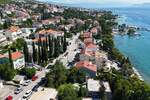 Crikvenica, stan s garažom i velikom okućnicom, samo 60 m od mora