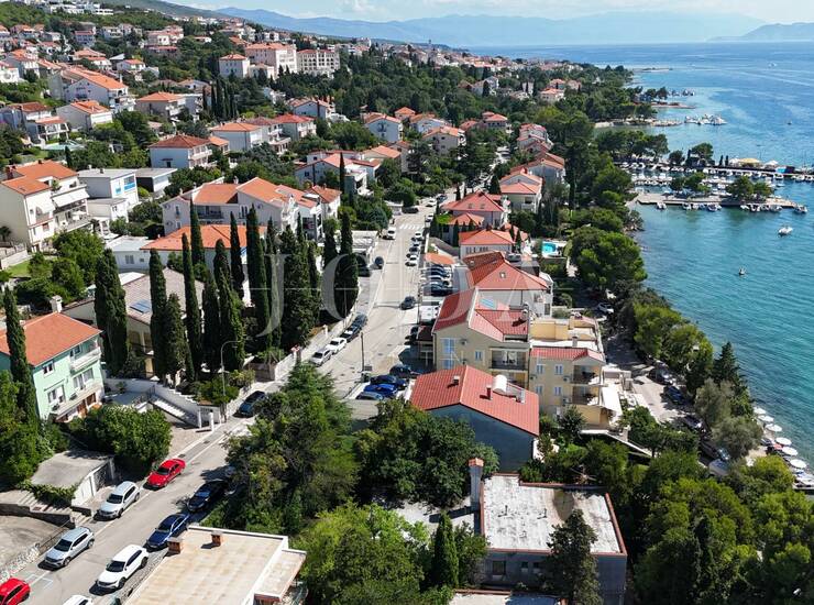 Crikvenica, stan s garažom i velikom okućnicom, samo 60 m od mora