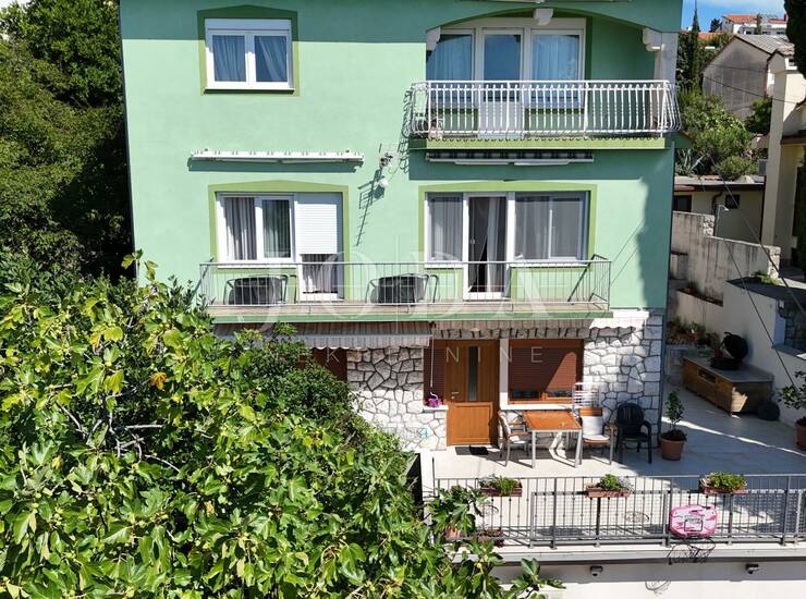 Crikvenica, stan s garažom i velikom okućnicom, samo 60 m od mora — fotografija 5
