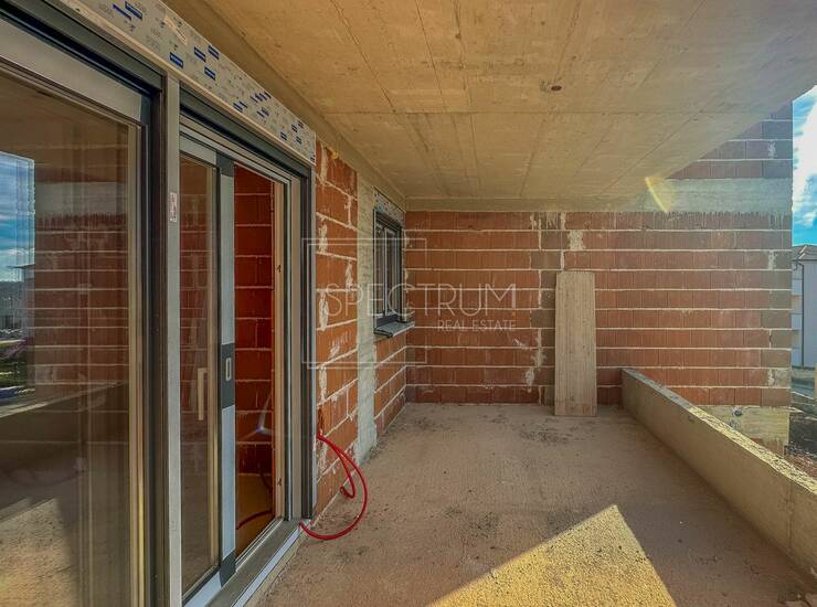 Novigrad, novogradnja, moderan stan na 2.katu — fotografija 2