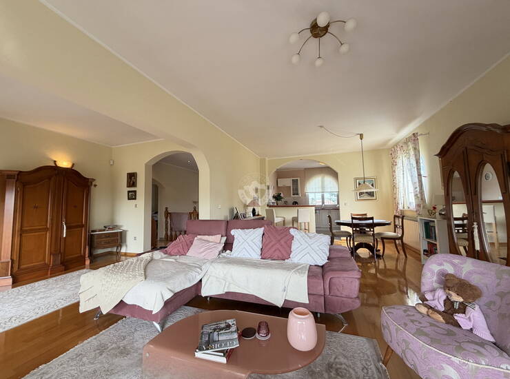 Zagreb, Dubrava-Novoselec, Kuća s dva stana 358 m2, na parceli  od  911 m2 — fotografija 4