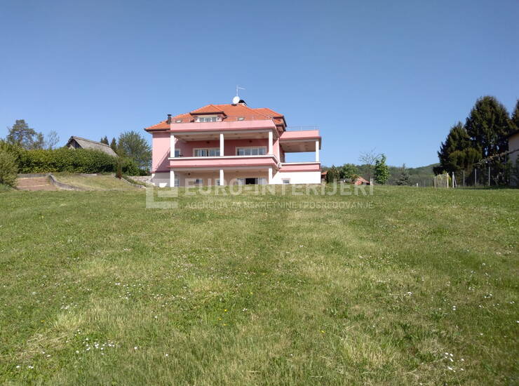 Turističko-ugostiteljski objekt s restoranom, sobama i terasama s panoramskim 
