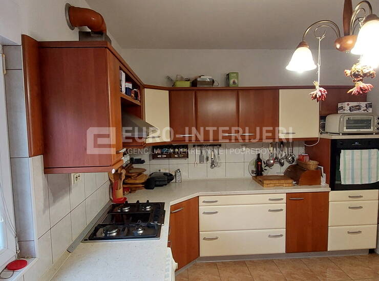 Obiteljska kuća u naselju Bizek površine 381 m², bez provizije!