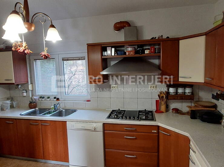 Obiteljska kuća u naselju Bizek površine 381 m², bez provizije! — fotografija 2