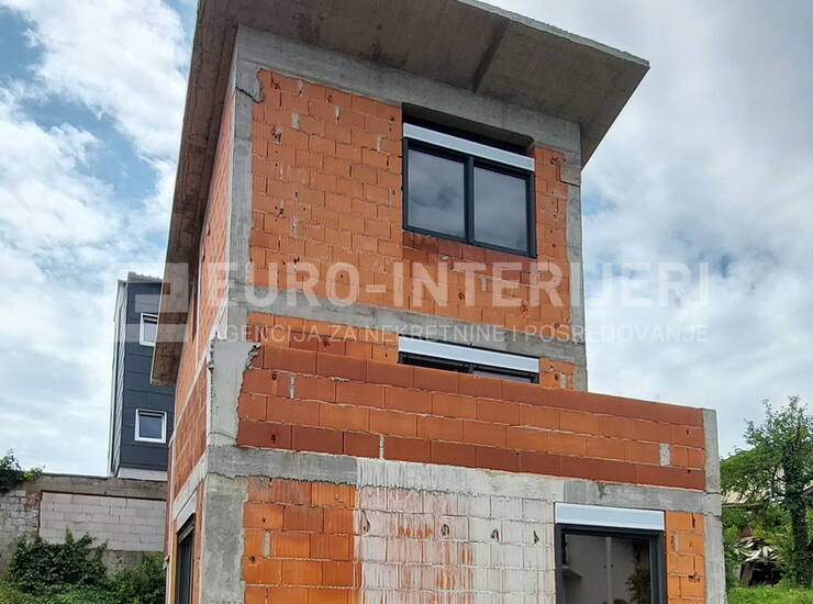 Zagreb, Gornji Bukovac, Salopekova ul., zgrada s dva stana 125 m² ROH BAU