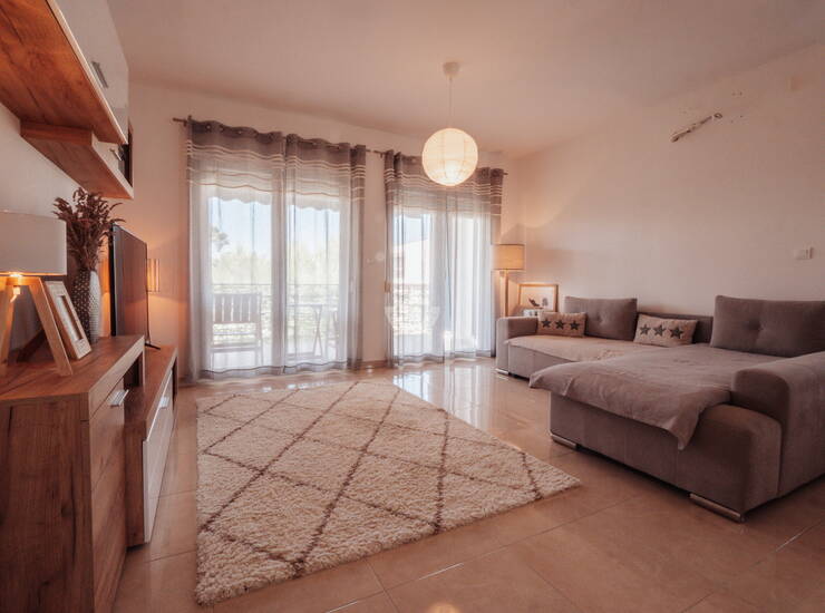 DVOSOBAN APARTMAN S VRTOM I 2 PARKIRNA MJESTA, 150 M OD PLAŽE, PETRČANE (PUNT