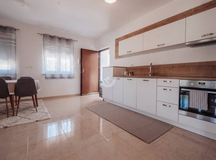 DVOSOBAN APARTMAN S VRTOM I 2 PARKIRNA MJESTA, 150 M OD PLAŽE, PETRČANE (PUNT — fotografija 5