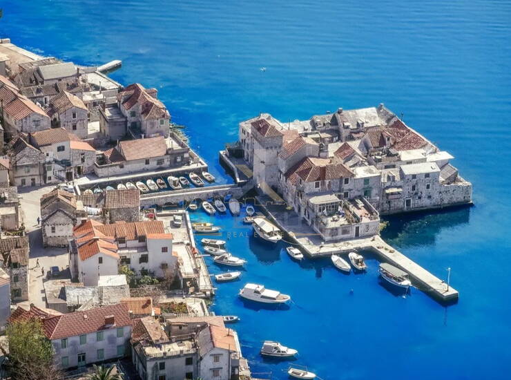 Kaštel gomilica. manja stambena zgrada