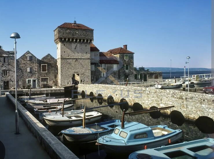 Kaštel Gomilica, prizemlje s vrtom ,jednosobni