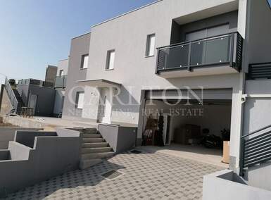 Kuća, Podstrana 240m² - 650.000 € | SveHrNekretnine