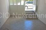Split, Plokite, mali poslovni prostor uz cestu