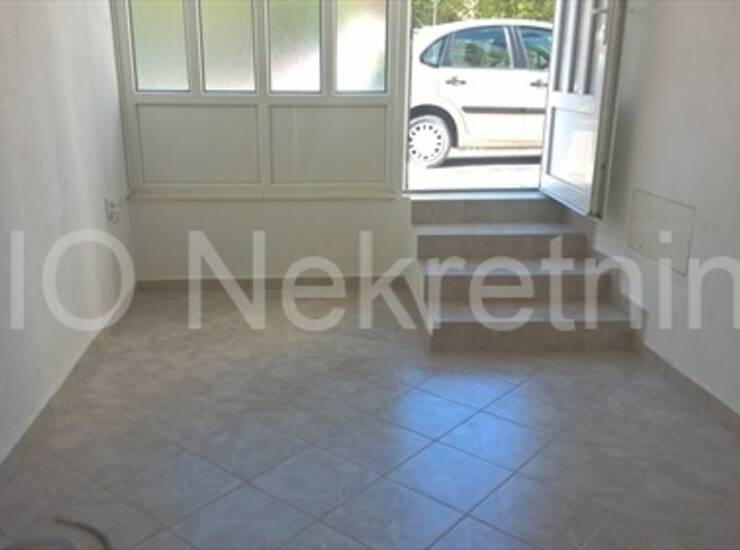 Split, Plokite, mali poslovni prostor uz cestu