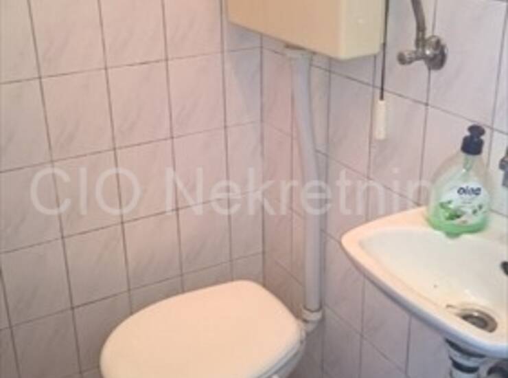 Split, Plokite, mali poslovni prostor uz cestu — fotografija 2