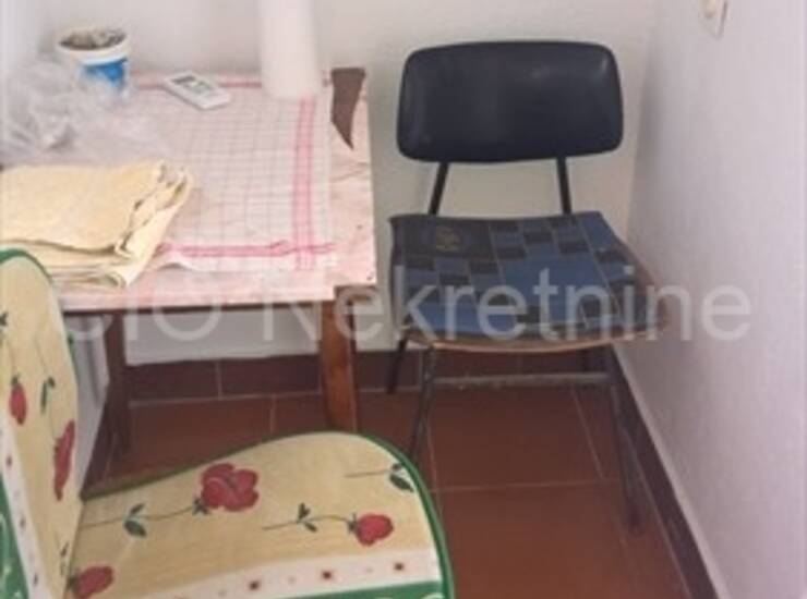 Split, Plokite, mali poslovni prostor uz cestu — fotografija 3