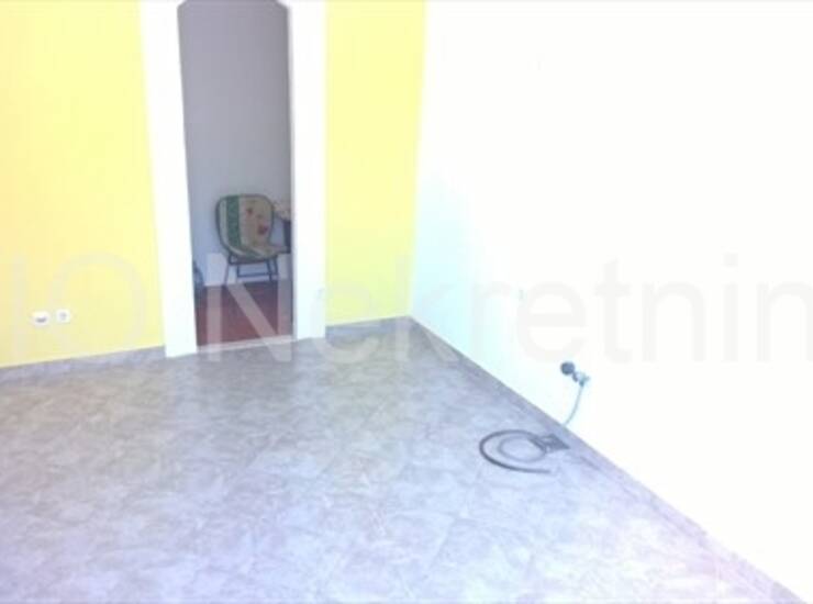 Split, Plokite, mali poslovni prostor uz cestu — fotografija 4