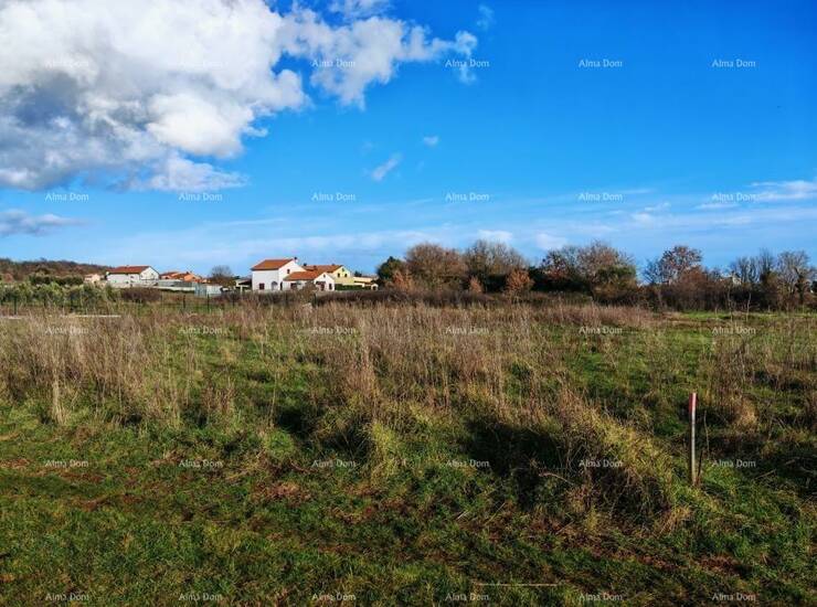 Na prodaju je građevinsko zemljište od 997 m² u Loborici.
Zemljište rav...