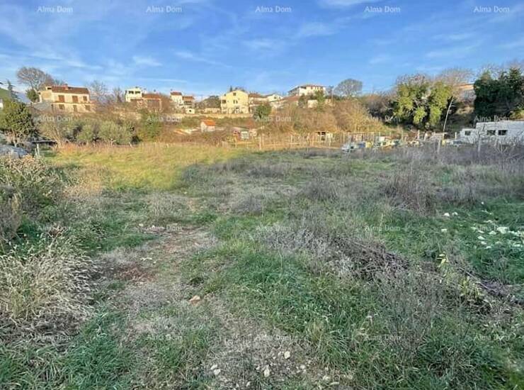 Prodajemo građevinsko zemljište, površine 1283m2, u centru Loborike.
Zem...