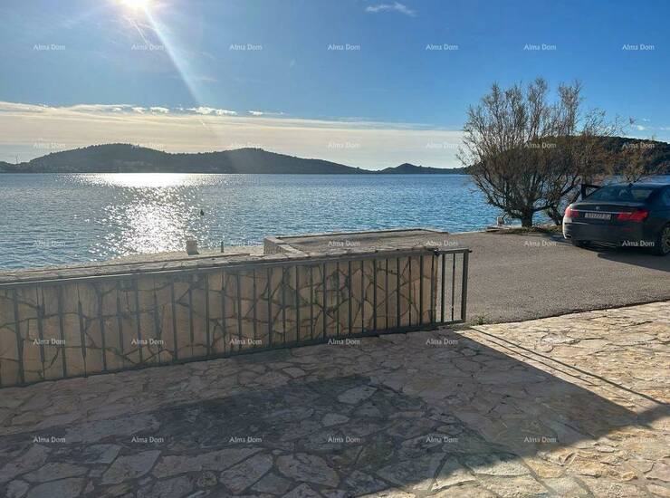 Novo u ponudi!

Prodaje se prekrasna, potpuno uređena i namještena kuća ... — fotografija 3
