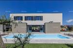 Na prodaju je moderna luksuzna villa s bazenom, izgrađena 2025. godine, uk...