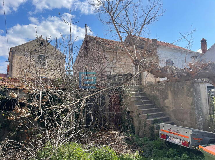 Kuća 100 m2 PRODAJA Pašman, centar mjesta, za obnovu, vrt, 150 m od mora — fotografija 2