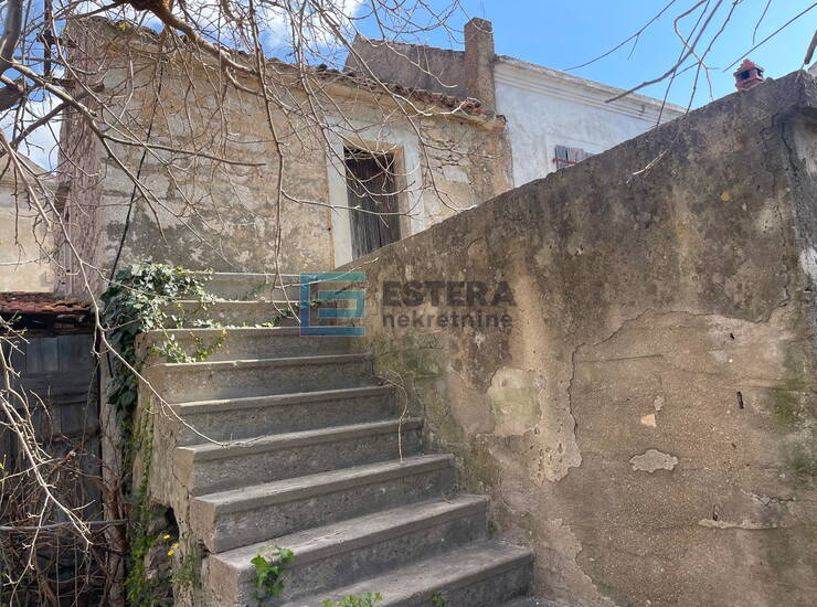 Kuća 100 m2 PRODAJA Pašman, centar mjesta, za obnovu, vrt, 150 m od mora — fotografija 4