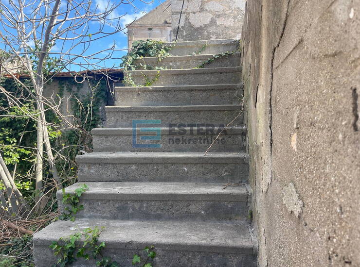 Kuća 100 m2 PRODAJA Pašman, centar mjesta, za obnovu, vrt, 150 m od mora — fotografija 6