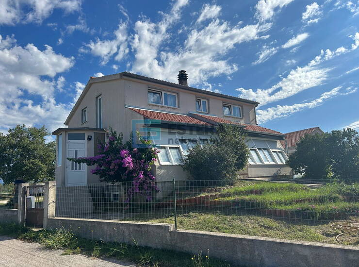 Kuća s bazenom i velikom okućnicom PRODAJA blizina Zadra — fotografija 3