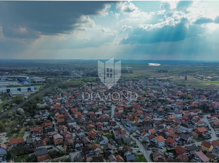 Atraktivno zemljište na Žitnjaku velika površina, blizina glavnih poslovnih  — fotografija 4