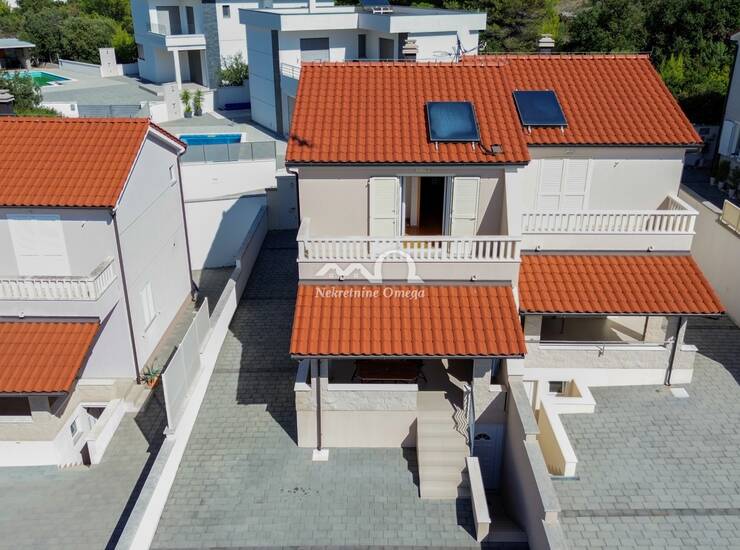 STIVAŠNICA- ROGOZNICA- 4 SPAVAĆE SOBE- MODERNA KUĆA SA DVIJE STAMBENE JEDINI — fotografija 2