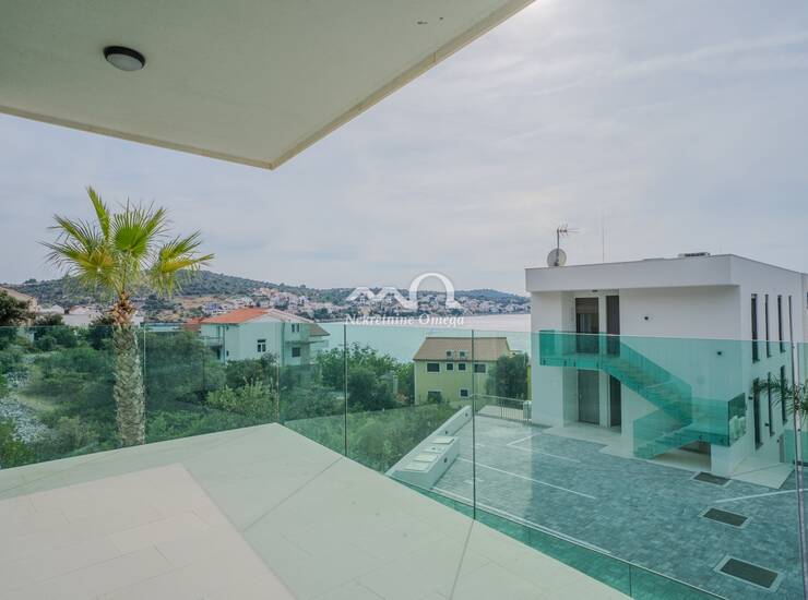 ROGOZNICA- UVALA LUKA- LUKSUZNI ZAVRŠENI STAN 50M OD MORA- C3