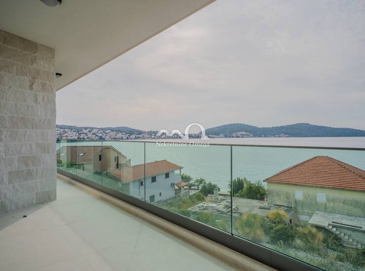 ROGOZNICA- UVALA LUKA- LUKSUZNI ZAVRŠENI PENTHOUSE 40M OD MORA- A3