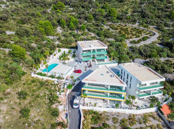 ROGOZNICA- UVALA LUKA- LUKSUZNI ZAVRŠENI STAN 40M OD MORA- A2