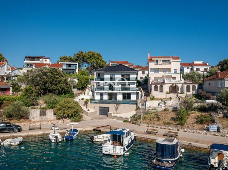 RAŽANJ- ROGOZNICA- MEDITERANSKA VILLA PRVI RED DO MORA- 226m²