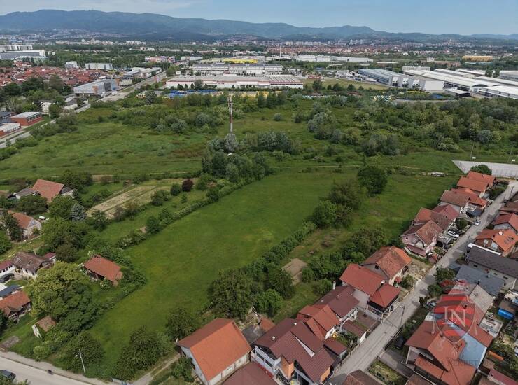 Razvojna lokacija uz Slavonska avenija | 8.308 m² | M1 / M2 | pravilan oblik | — fotografija 5