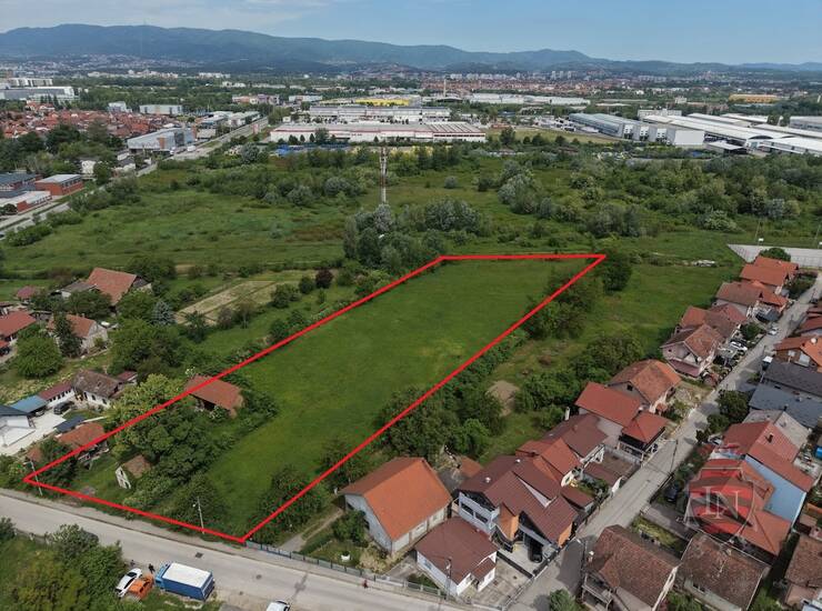Razvojna lokacija uz Slavonska avenija | 8.308 m² | M1 / M2 | pravilan oblik | — fotografija 6