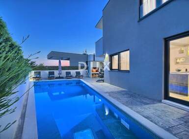 Kuća Strožanac, Podstrana 325m² - 1.400.000 € | SveHrNekretnine